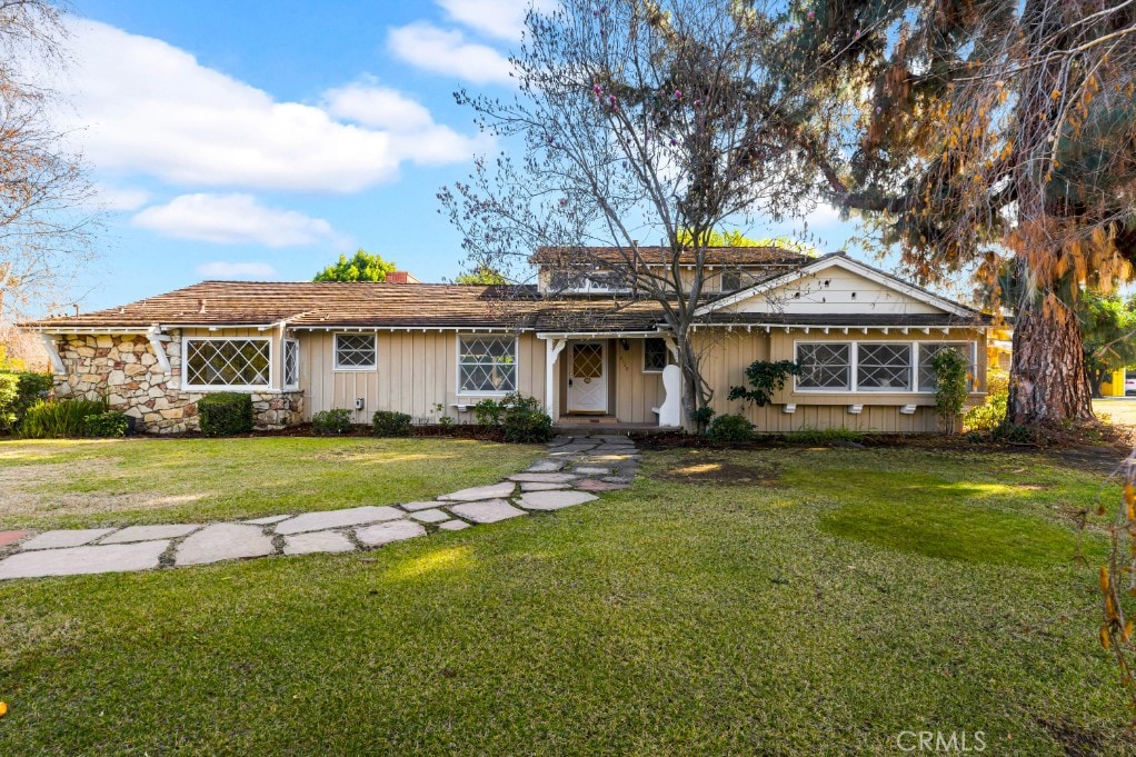 ranch-style home featuring a front lawn