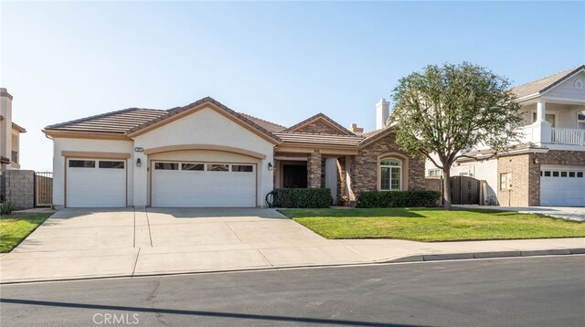 view of front of home featuring a front yard