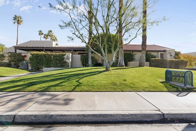 view of front facade with a front yard