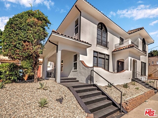 view of front of home featuring a balcony