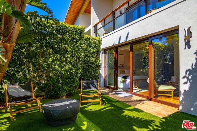 view of yard featuring a balcony