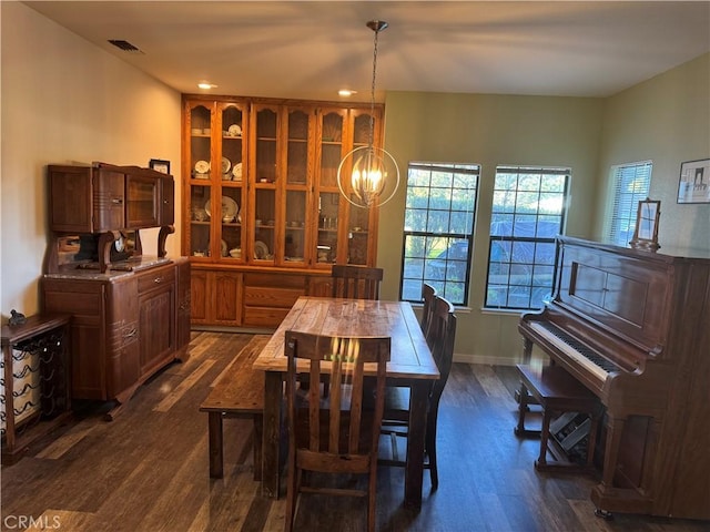 dining space with a notable chandelier, recessed lighting, visible vents, dark wood-type flooring, and baseboards