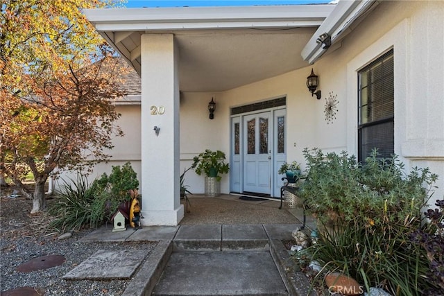 view of exterior entry with stucco siding