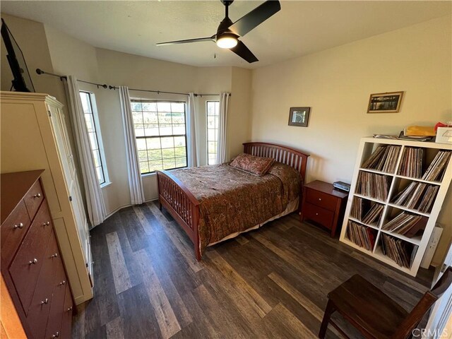 bedroom with dark wood-style floors and a ceiling fan