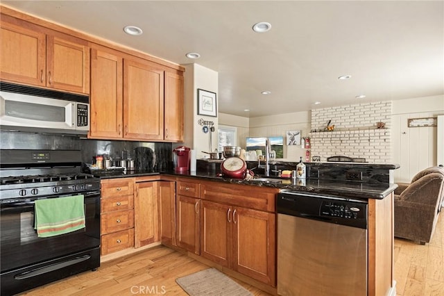 kitchen featuring light hardwood / wood-style floors, decorative backsplash, stainless steel appliances, and kitchen peninsula