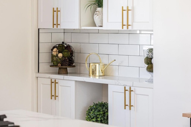 bar with white cabinetry and decorative backsplash