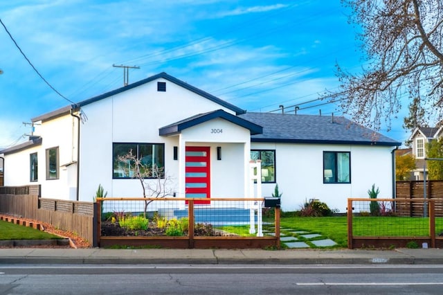 view of front of house featuring a front lawn