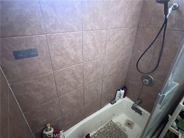 bathroom featuring shower / tub combo with curtain