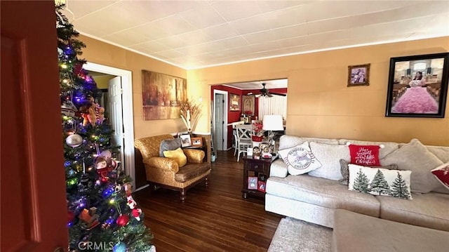 living room featuring dark wood-type flooring and ceiling fan