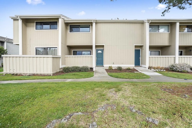 view of front facade featuring a front yard