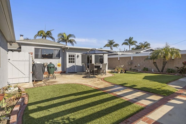 view of yard featuring a patio area