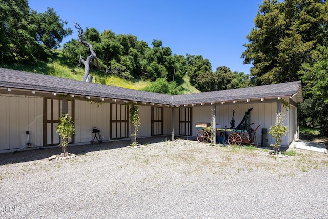 view of front of house featuring an outdoor structure