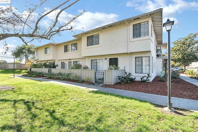 view of front of house featuring a front lawn