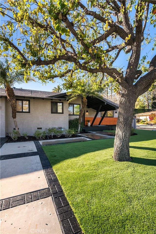 view of front of house with a front lawn