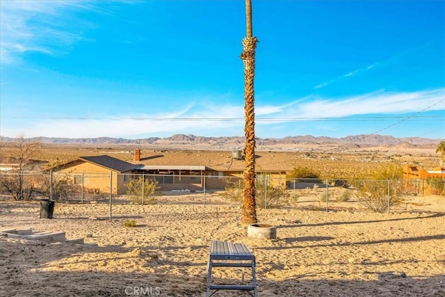 view of yard featuring a mountain view