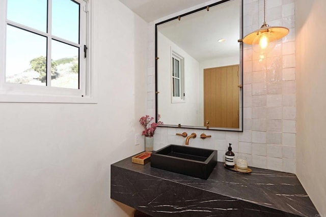 bathroom featuring sink and decorative backsplash