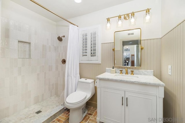 bathroom with a shower with curtain, vanity, and toilet