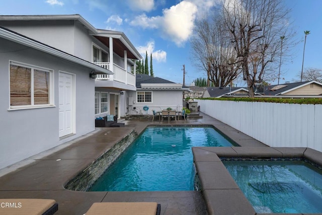 view of swimming pool