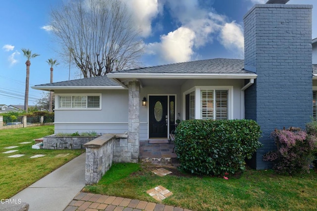 view of front facade with a front yard