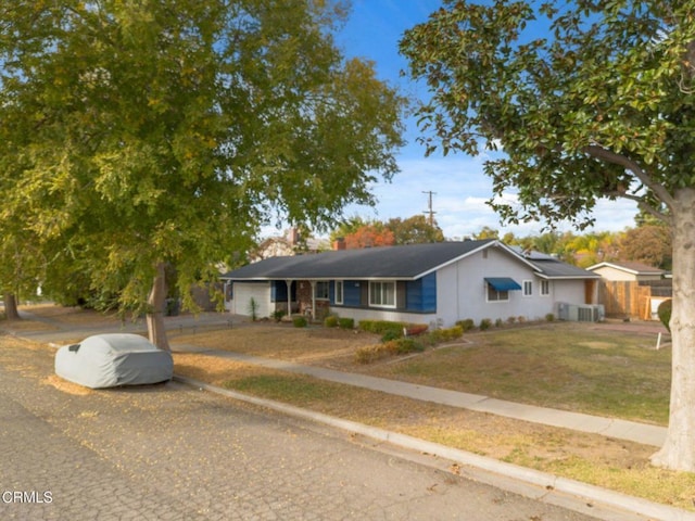 view of front facade with a front yard