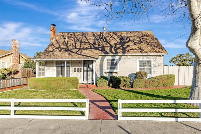 view of front of property featuring a front lawn