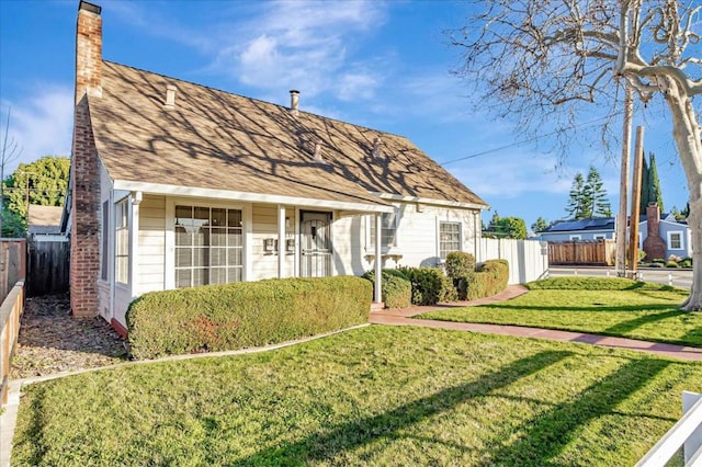 view of front of property featuring a front yard