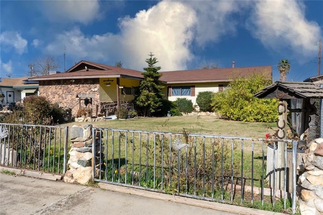 ranch-style house featuring a front yard