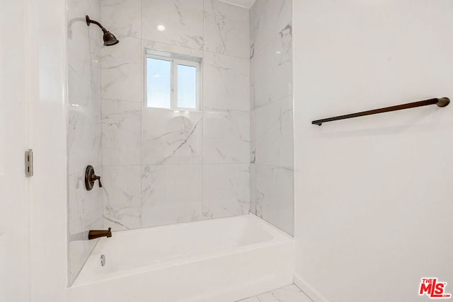 bathroom featuring tiled shower / bath combo