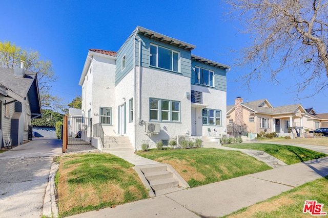 view of front of house featuring a front lawn