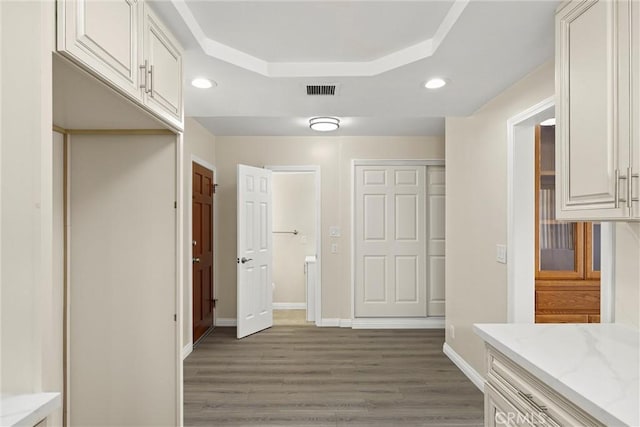 mudroom featuring recessed lighting, visible vents, baseboards, dark wood-style floors, and a raised ceiling