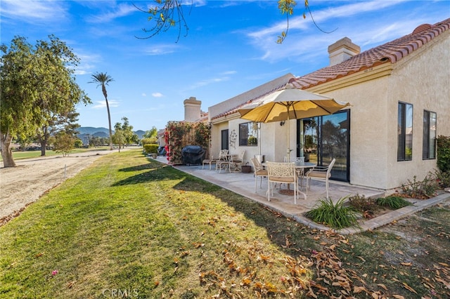 view of yard featuring a patio area