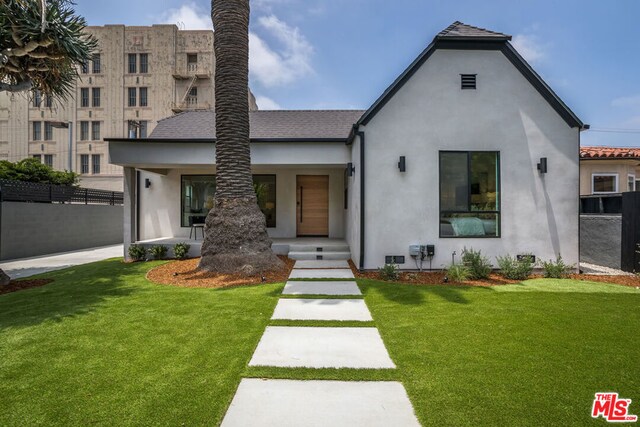 view of front of property featuring a front lawn and covered porch