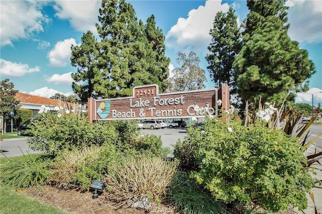 view of community / neighborhood sign