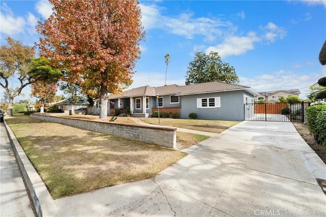 ranch-style home featuring a front lawn