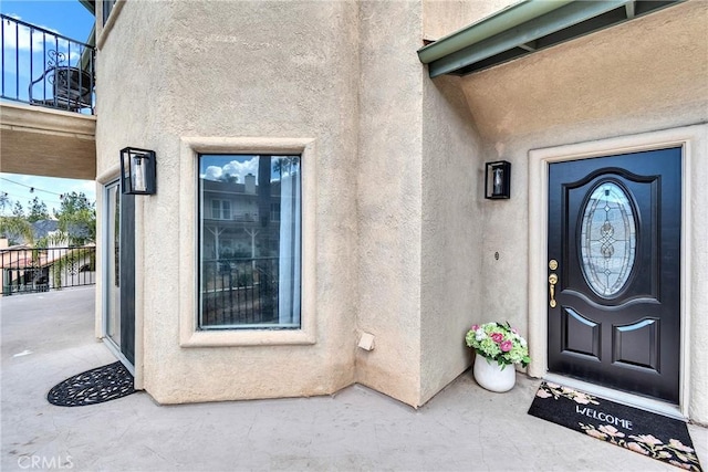 view of exterior entry with stucco siding