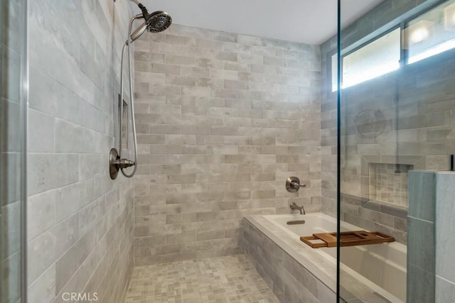 bathroom with tiled shower / bath combo