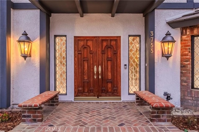 property entrance featuring stucco siding