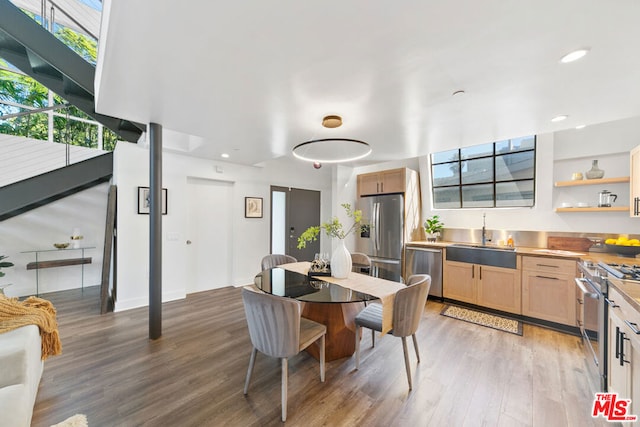 dining area with sink and light hardwood / wood-style flooring