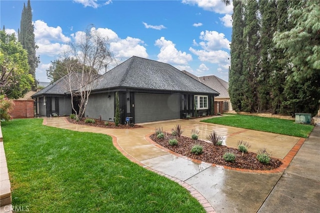 view of front facade with a garage and a front yard