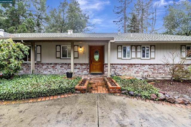 single story home with a porch