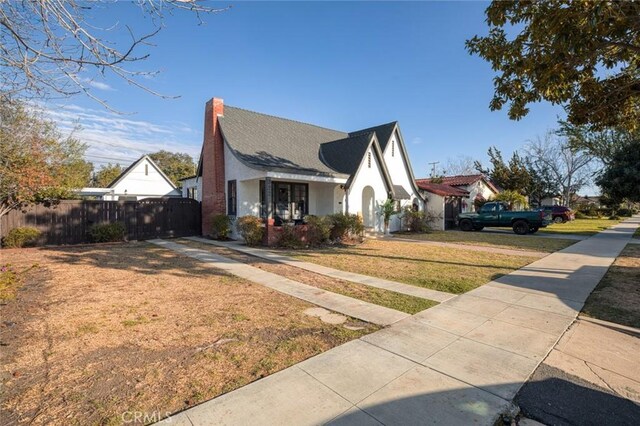 view of front of property featuring a front yard