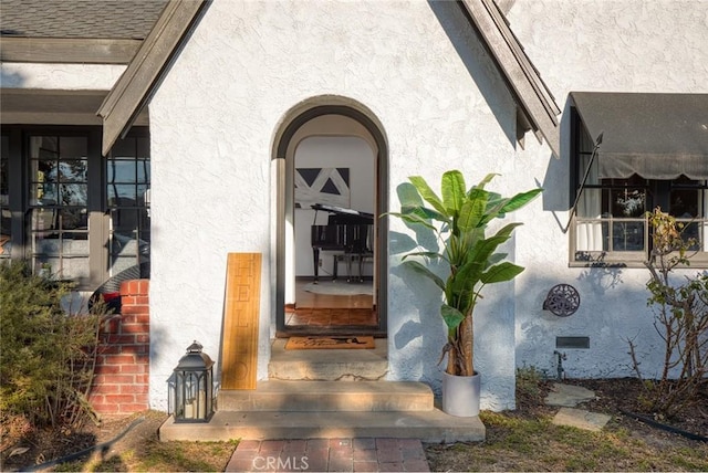 property entrance featuring stucco siding