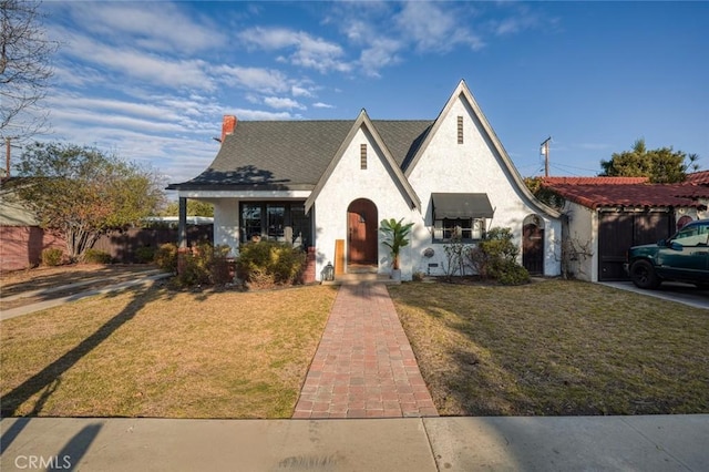 view of front of property featuring a chimney and a front yard