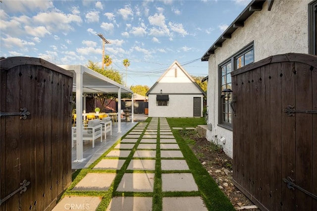 view of yard featuring a storage shed and a patio area