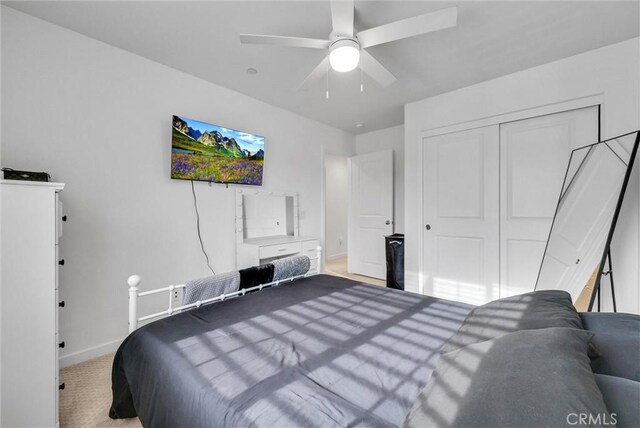 bedroom featuring carpet flooring, ceiling fan, and a closet