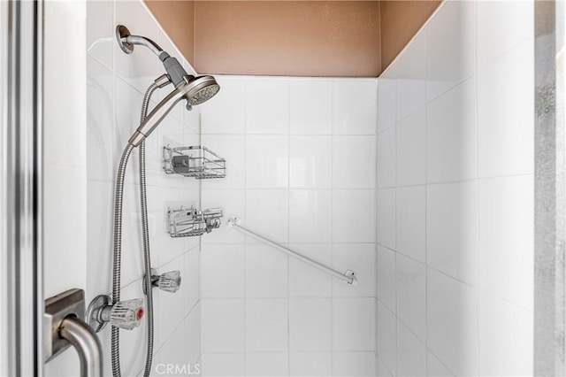 room details featuring a tile shower