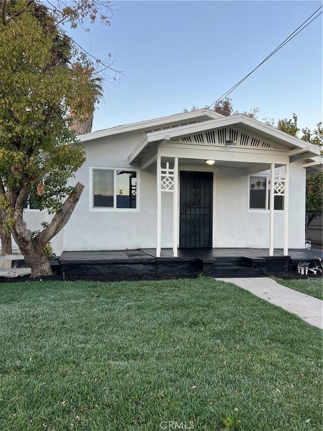 bungalow-style home featuring a front lawn