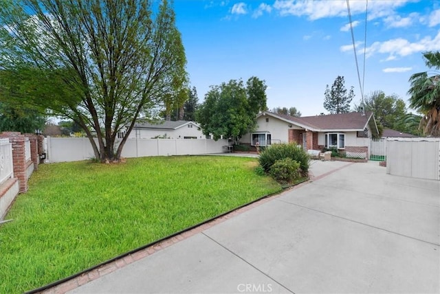 view of front of house featuring a front yard