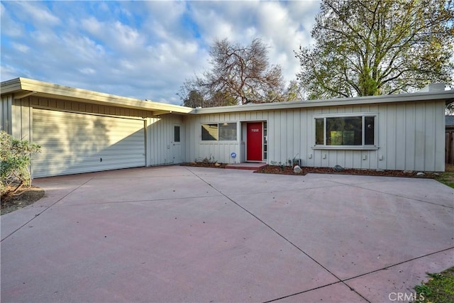 ranch-style home featuring a garage