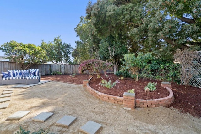 view of yard featuring an outdoor hangout area and a patio area